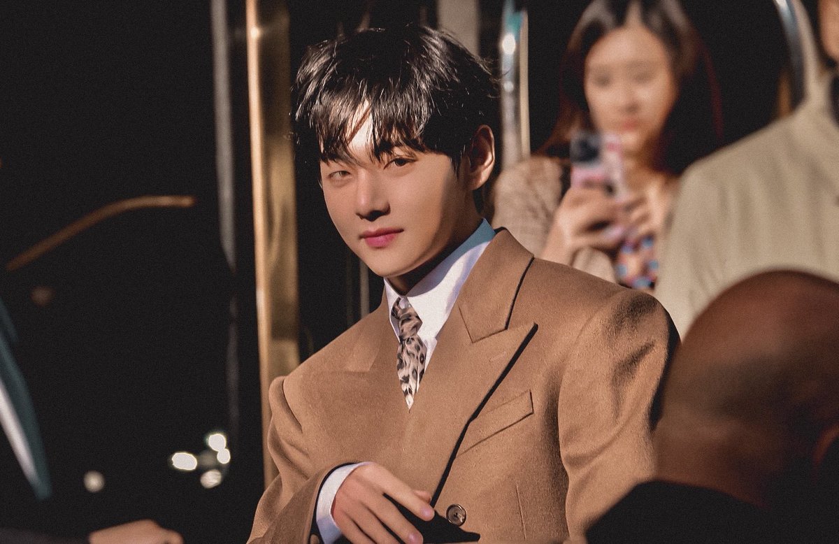 vcutblues's tweet image. ele saiu diretamente dos meus sonhos se materializou e eu não posso fazer nada sobre isso