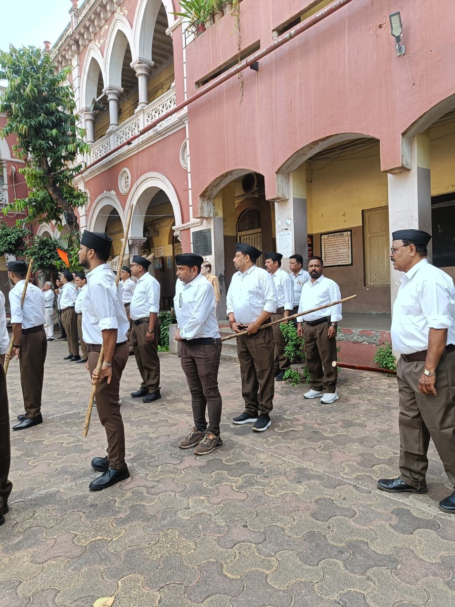 ashokranderia's tweet image. नमस्ते सदा वत्सले मातृभूमे
त्वया हिन्दुभूमे सुखवं वर्धितोऽहम्।

રાષ્ટ્રીય સ્વયંસેવક સંઘના નાનપુરા નગર દ્વારા વિજ્યાદશમી નિમિત્તે આયોજિત વિજ્યાદશમી ઉત્સવ અને શસ્ત્રપૂજનમાં સૌ‌ સ્વયંસેવકો સાથે ઉપસ્થિત રહ્યો.

#Dussehra #VijayaDashami #RSS100Years