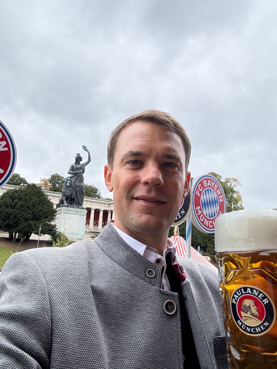 FCBayern's tweet image. 𝗖𝗟𝗘𝗔𝗡 𝗦𝗛𝗘𝗘𝗧 𝗥𝗘𝗪𝗔𝗥𝗗𝗦! 🧤🍻 @Manuel_Neuer