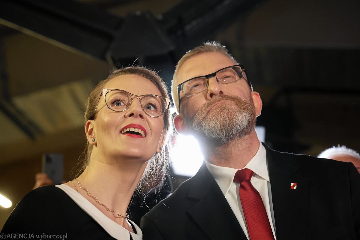 gdyby to była pierwsza para Rzeczpospolitej

nie bylibyśmy już w sojuszu z izraelem
nie wspieralibyśmy ludobójców
koszty wspierania nazistów banderowskich byłyby odległym wspomnieniem
koszty życia wróciłyby do normy

i to jest FAKT