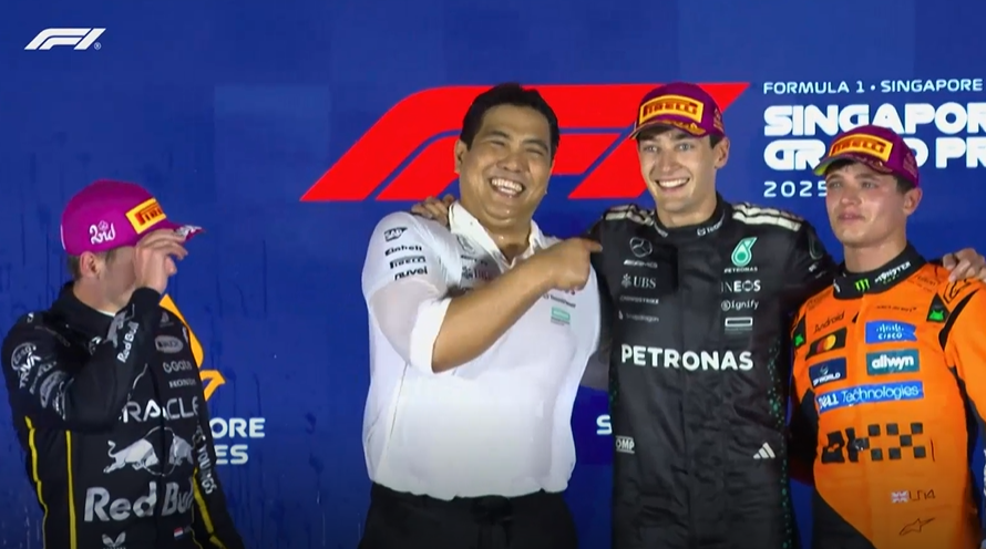 MercedesF1FanID's tweet photo. Tebak siapa nama Bapak yang baju putih...

#SingaporeGP #F1 https://t.co/JNJ5IyoyZL