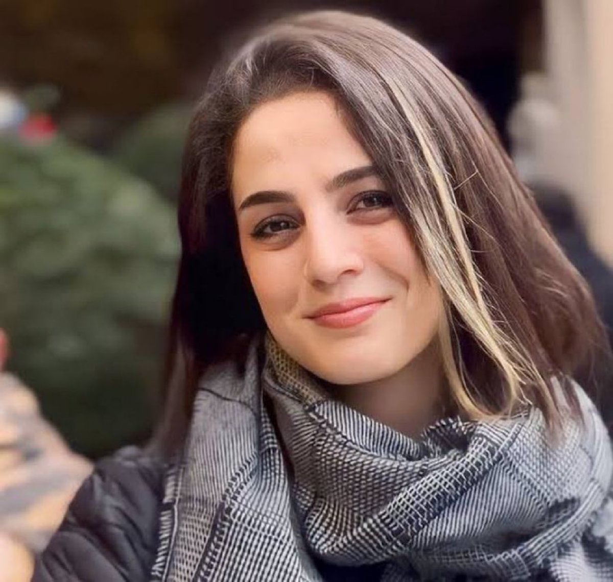 Roya Heshmati, 34, foi presa no Irã por andar na rua sem hijab.
Foi condenada a 74 chibatadas.
Ela se recusou a usar o hijab até qdo foi chicoteada e teve que ser algemada para receber a pena com o lenço na cabeça.
Passeatas? Protestos? Boicotes?
"No jews, no news".