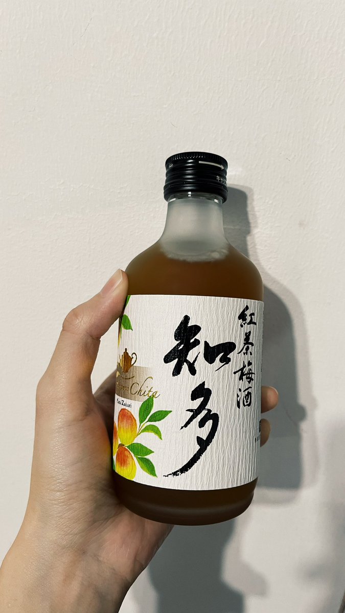 我的第一名本來是鐵觀音口味，結果吃了這個蘋果肉桂口味馬上變心！！酸甜的蘋果醬配上淡淡的肉桂香氣超讚，一次吃完整包也不會膩，近期吃到最喜歡的零食 🥺

搭配的飲料是紅茶梅酒，兑氣泡水或純飲都很讚，這個組合技就是快樂夜晚的保證。
