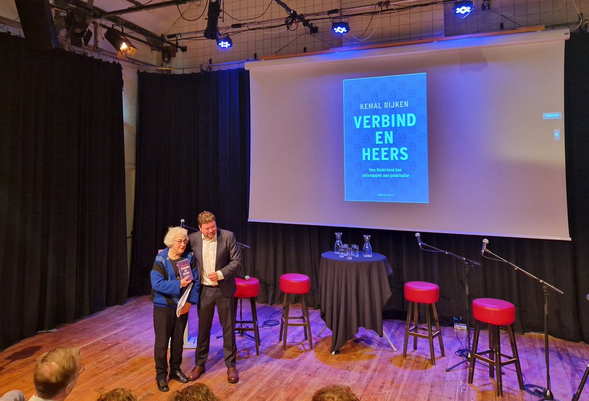 Verbind en heers. Kemal Rijken presenteert zijn boek over hoe Nederland kan ontsnappen aan de polarisatie.
Oud-D66 senator Hanneke Geldeblom-Lankhout, thans boegbeeld van Overleg Joden Christenen Moslims en Jonet-columniste, kreeg het 1e exemplaar.