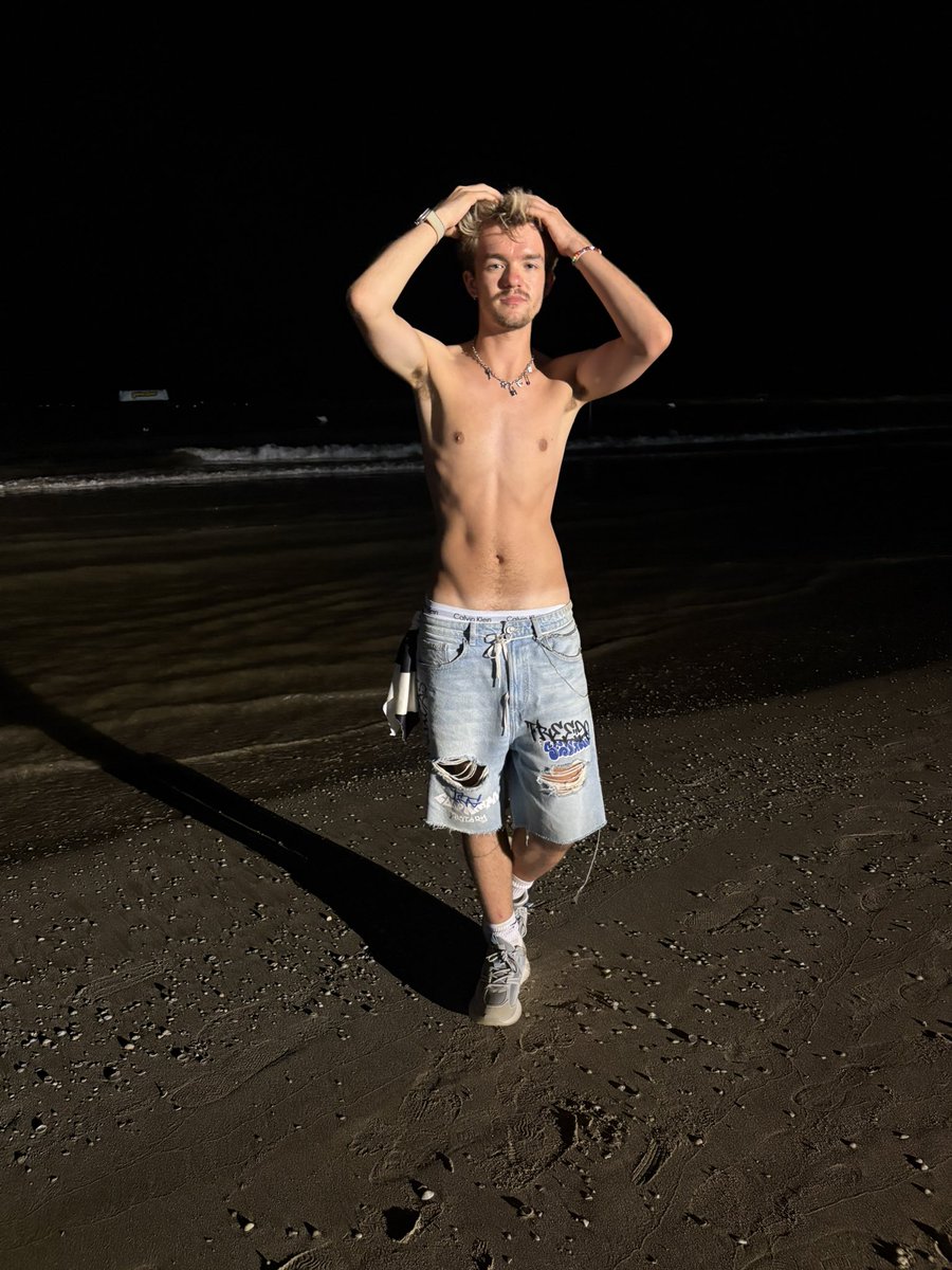 Body tea hahaha. And Grindr called me a bottom. This is so top vibes right ? #mlm #gay dm me 👀