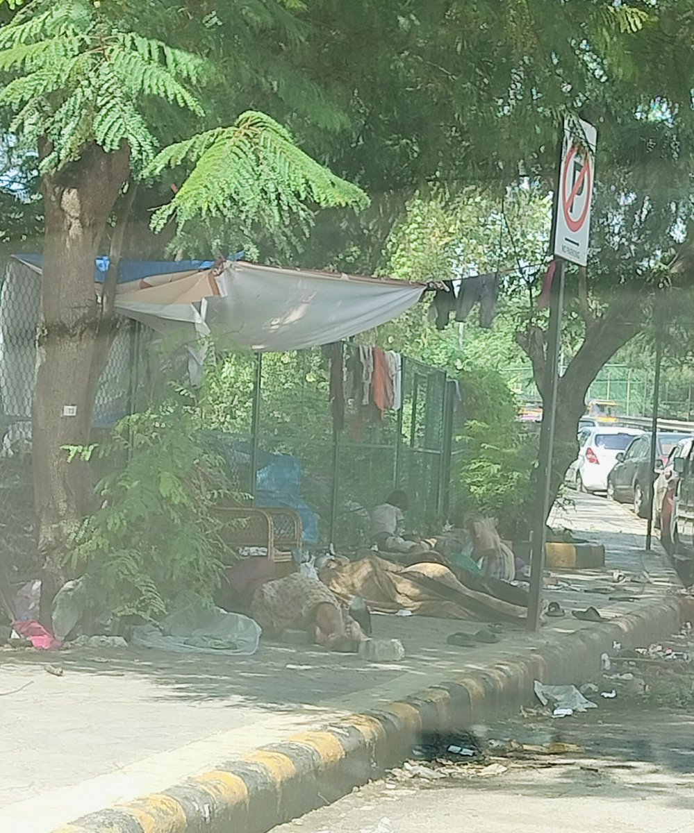 <a href="/dahiyayogesh81/">Maj Yogesh Dahiya🇮🇳</a> Sabse best ki no parking main car park nahi kar sakte lekin footpath par aise shed banake reh sakte hain.