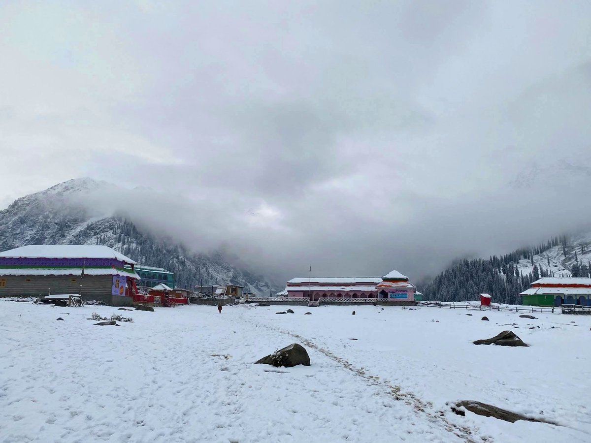 kumratvalley's tweet image. Season first snowfall🌲
Jezbanda kumrat valley📍🌨
kumratvalley.blogspot.com/2020/08/famous…
#exploring #jazbanda #autumnvibes #naturelovers #PureNarure #snowfall🩵