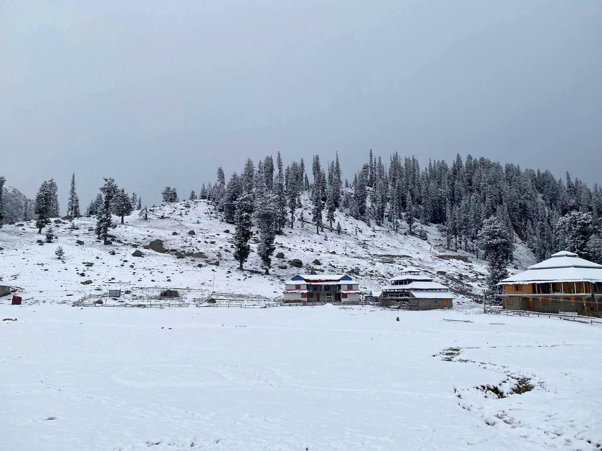 kumratvalley's tweet image. Season first snowfall🌲
Jezbanda kumrat valley📍🌨
kumratvalley.blogspot.com/2020/08/famous…
#exploring #jazbanda #autumnvibes #naturelovers #PureNarure #snowfall🩵