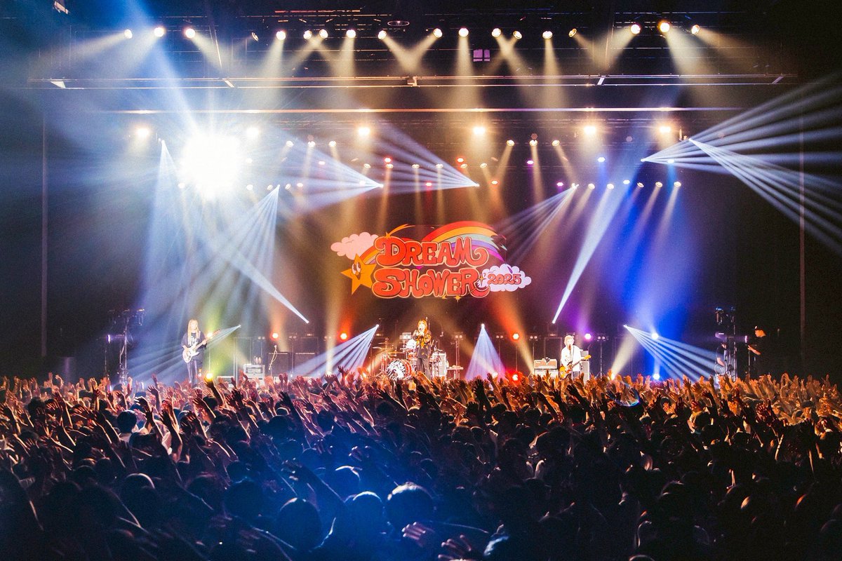 cholyan01_'s tweet photo. 2025.10.5はDREAM SHOWER 2025。
今のバンドライブシーンを牽引する者達のあまりに稀な交錯。
ただ決して情報過多に...彼らの音楽が混沌と化す...ことは無く各バンド鮮明に覚えている。
それほど際立った個���は、体の芯から求めていたが故にすごく馴染む。
守備一貫。
道を極めつつある音楽を浴びた。 https://t.co/c6HxYp1JZc