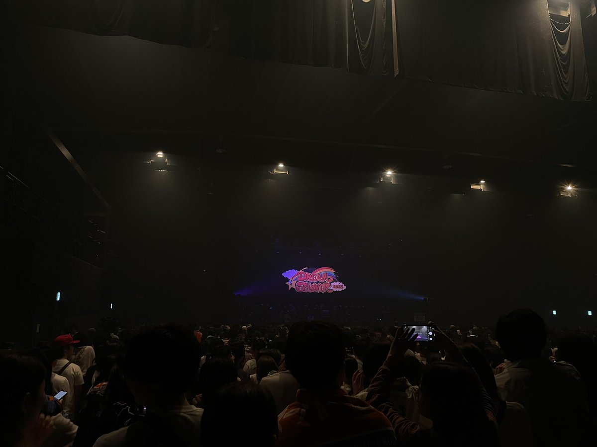cholyan01_'s tweet photo. 2025.10.5はDREAM SHOWER 2025。
今のバンドライブシーンを牽引する者達のあまりに稀な交錯。
ただ決して情報過多に...彼らの音楽が混沌と化す...ことは無く各バンド鮮明に覚えている。
それほど際立った個���は、体の芯から求めていたが故にすごく馴染む。
守備一貫。
道を極めつつある音楽を浴びた。 https://t.co/c6HxYp1JZc