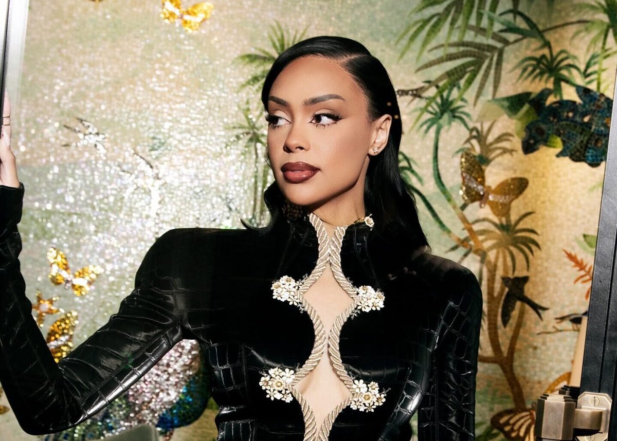 CelebrityInsid3's tweet image. Kristy Sarah Scott’s hilarious, four-legged climb up the stairs at Schiaparelli Paris Fashion Week is going viral for its raw, unfiltered charm. Realness wins, even in haute couture! #ParisFashionWeek #AuthenticVibes #Schiaparelli