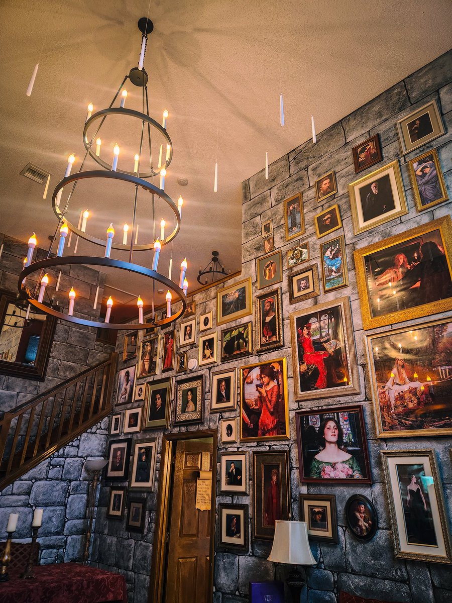 UnmanagedMedia's tweet image. Took the wife to a Harry Potter themed Airbnb for her birthday. This place was pretty fucking cool!