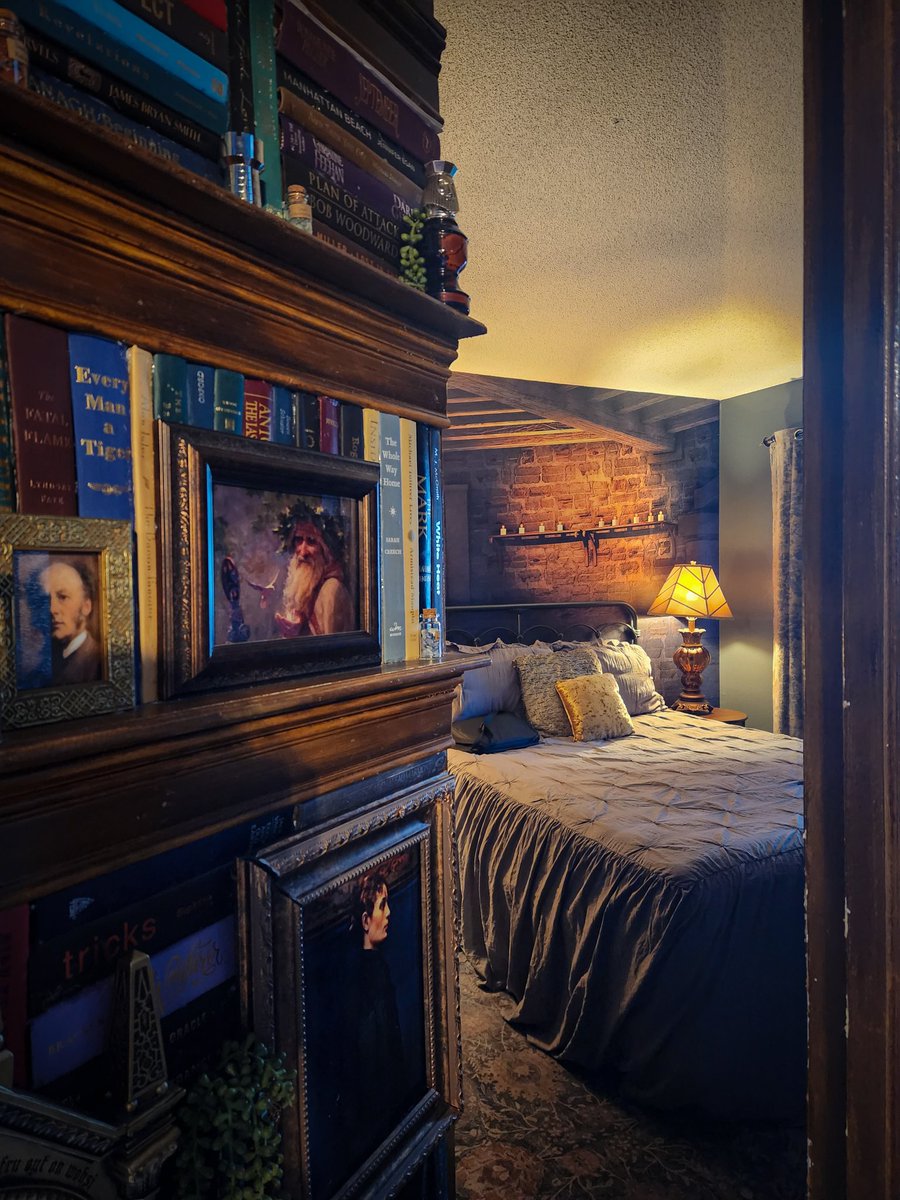 UnmanagedMedia's tweet image. Took the wife to a Harry Potter themed Airbnb for her birthday. This place was pretty fucking cool!