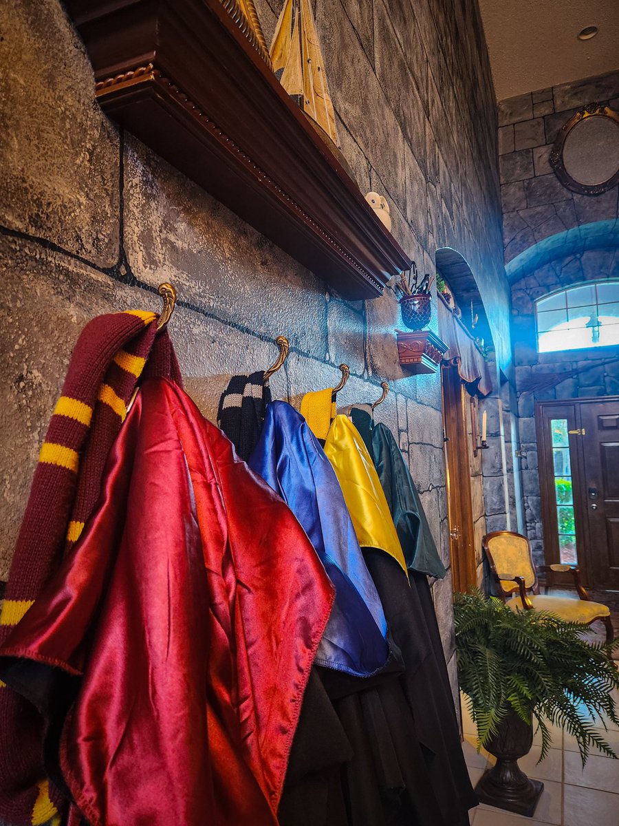 UnmanagedMedia's tweet image. Took the wife to a Harry Potter themed Airbnb for her birthday. This place was pretty fucking cool!