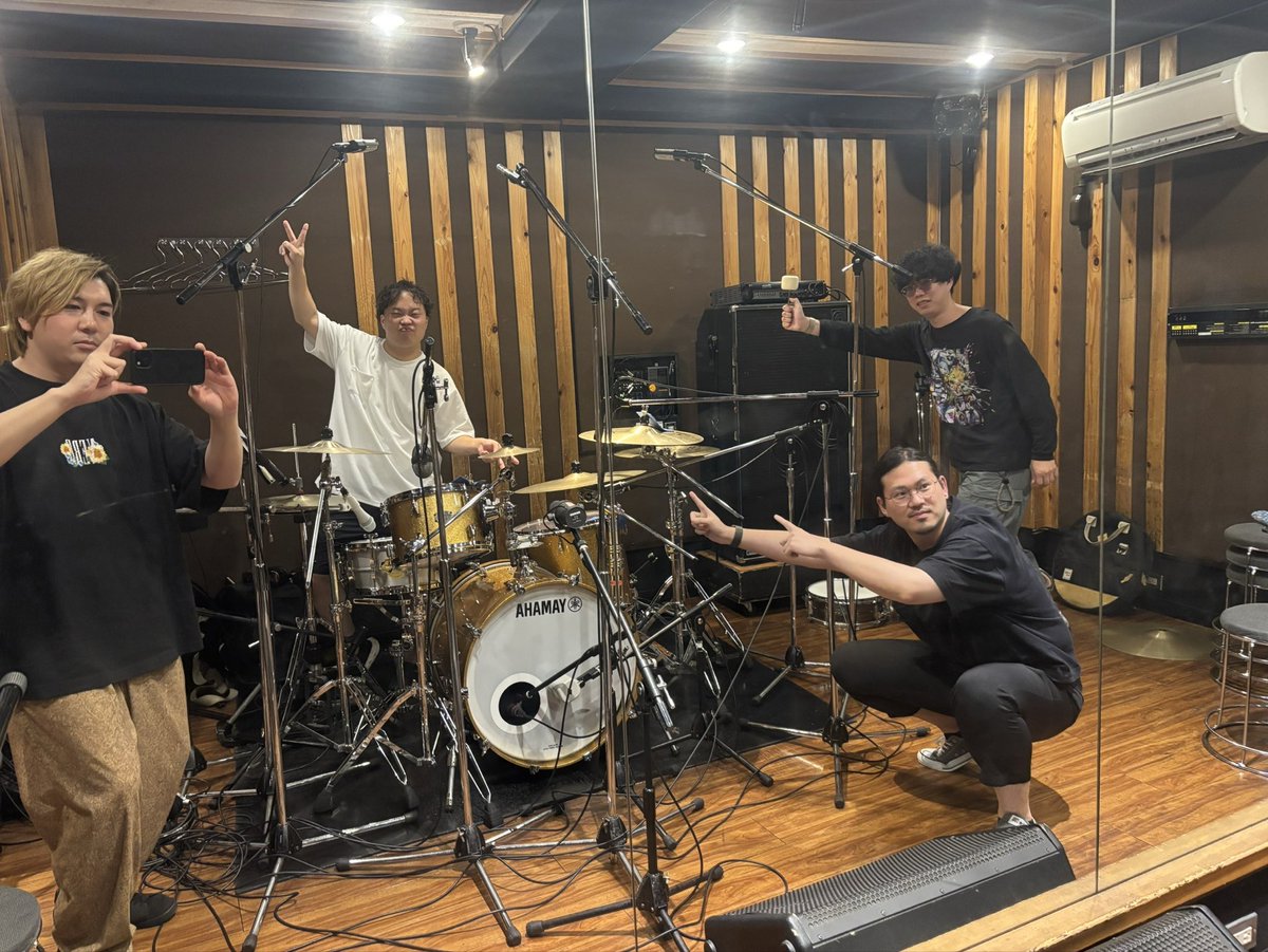 shift4696's tweet image. ズマのドラムテックしてきました！！
ズマのドラムの出音、安定しすぎているから、チューニングもマイキングも少し変えただけでも変化が分かりやすくて、とても楽しったし勉強になりました😎