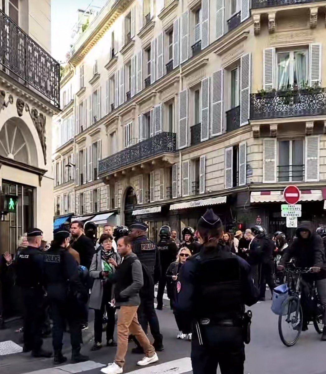 Les familles et avocat·es des Français·es de la flottille Sumud espéraient être reçus par Lecornu pour que la France fasse enfin pression sur l’État israélien.

Finalement, c’est la Brav-M qui leur a expliqué la politique étrangère française. 🤡