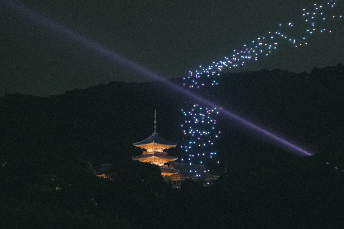 Kyoto_Ryota_F's tweet image. 昔の京都の人々はこんな光景想像すらしなかっただろうね…。
一昨日の清水寺のドローンショーから。
暗闇の中で、キラキラと雪が降り注ぐような景色のようでした。