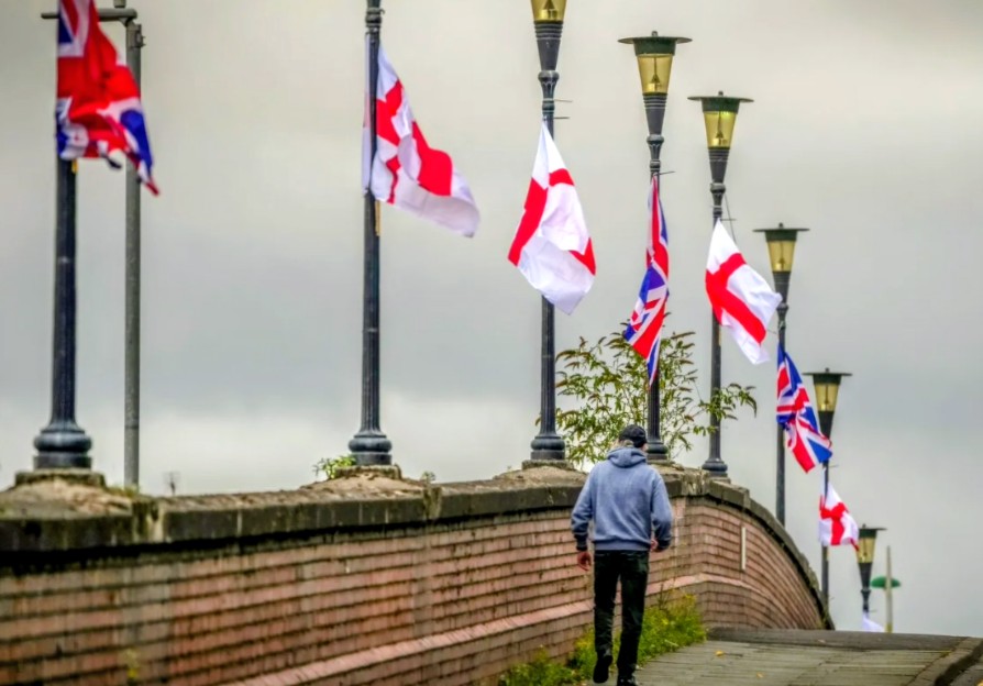 markbm8888's tweet photo. @RupertLowe10 Keep the flags flying high and proud!! https://t.co/pdoFaht2lR