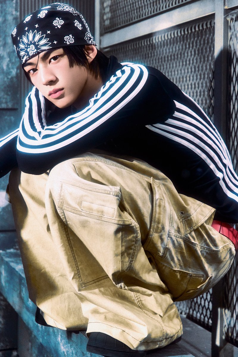kimpohoon's tweet photo. anyways, here’s my teaser shot for the 4th mini album ‘play hard’ official photo — play. https://t.co/ISWoocdrFs