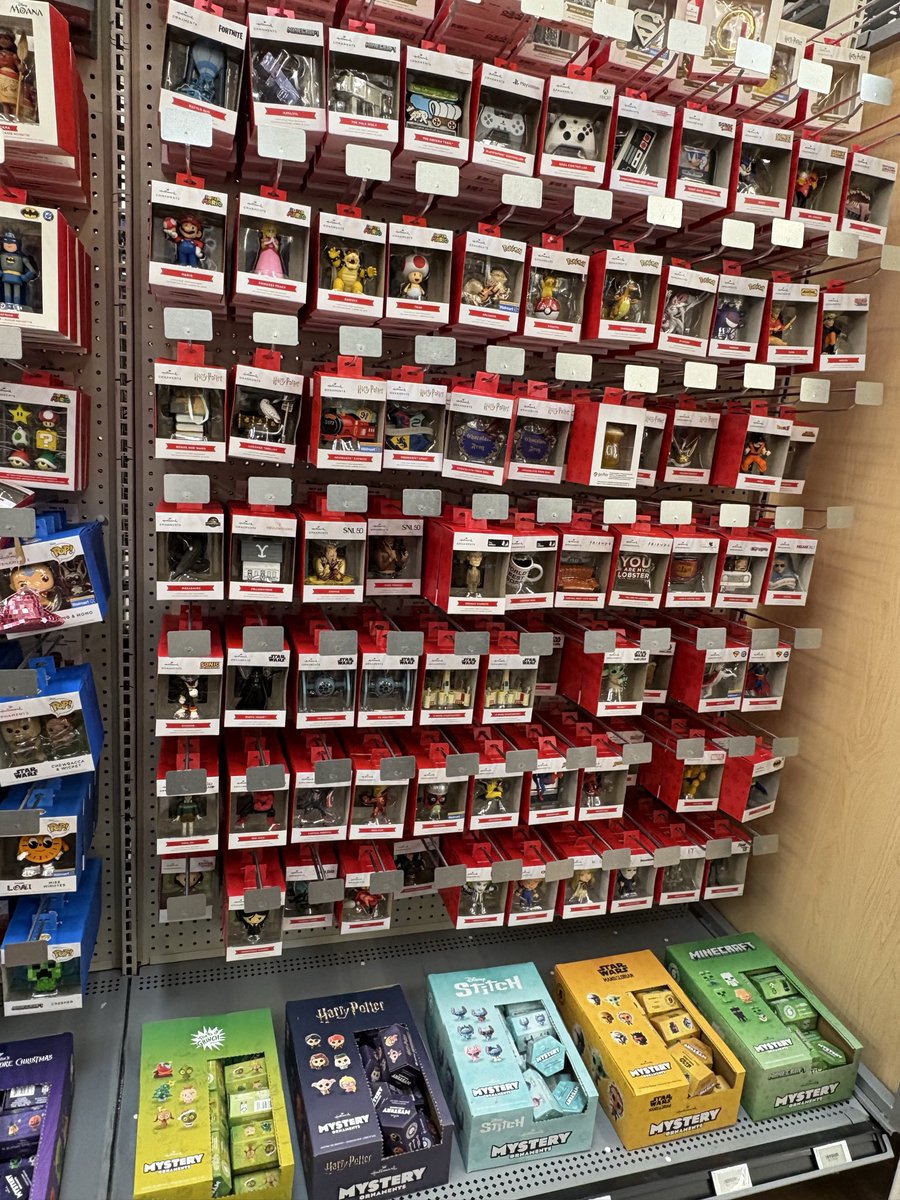 retrofreshc's tweet image. Twitch stream Christmas tree 🎄 essentials.