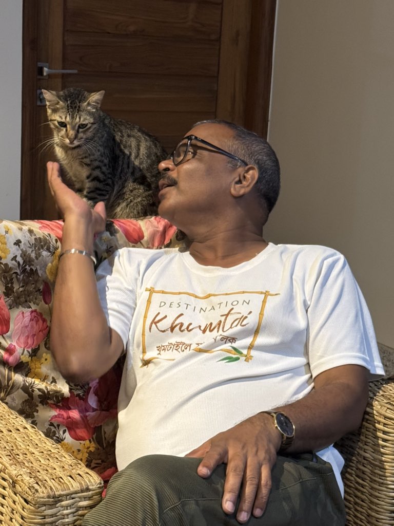 Mrinal_MLA's tweet image. #8pm :- #Cat
মোৰ মেকুৰী ব্লেকীৰ লগত কিছু সময় অতিবাহিত কৰিছোঁ।
Spending some moments with my cat Blacky tonight.