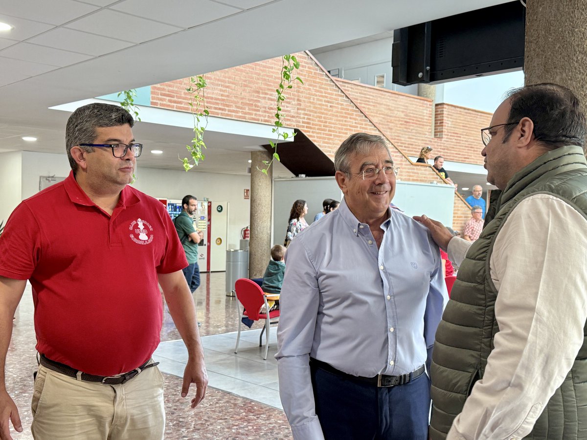 VOX_CiudadGuada's tweet image. Hoy nuestro concejal Víctor Morejón ha acompañado a los jóvenes ajedrecistas en el Festival de Ajedrez y Torneo MiniUNED ♟️

Una jornada llena de talento que demuestra que en Guadalajara hay cantera y pasión por este deporte.

#Ajedrez #Guadalajara