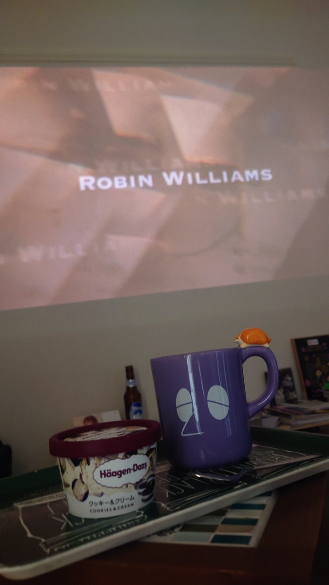 飲みとか無い休みの日家でスマホも置いてがっつり映画観るのめっちゃいいな　作業が全く進まなかったけど……（よくない）