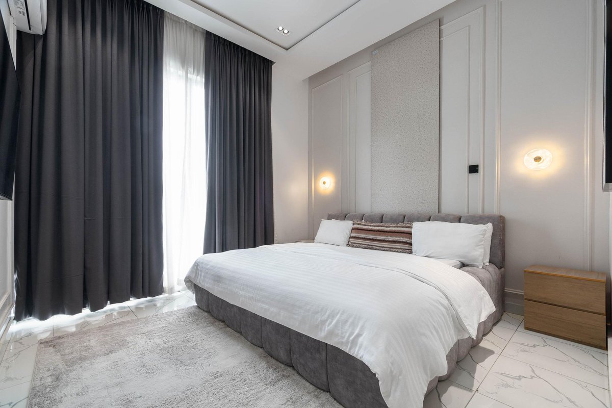 flopsb's tweet image. BRAND NEW LUXURY 2 BEDROOM APARTMENT 

 📍IKATE, LAGOS. 

Features: 
- Fast Wifi
- Smart TVs 
- ⁠Ps5
- ⁠Spacious Living room

Call/Whatsapp: 08111355363
Email: Hellopropertymogul@gmail.com 

#airbnb #newlisting #thepropertymogul #viral #mood #fun #airbnblistings #Home