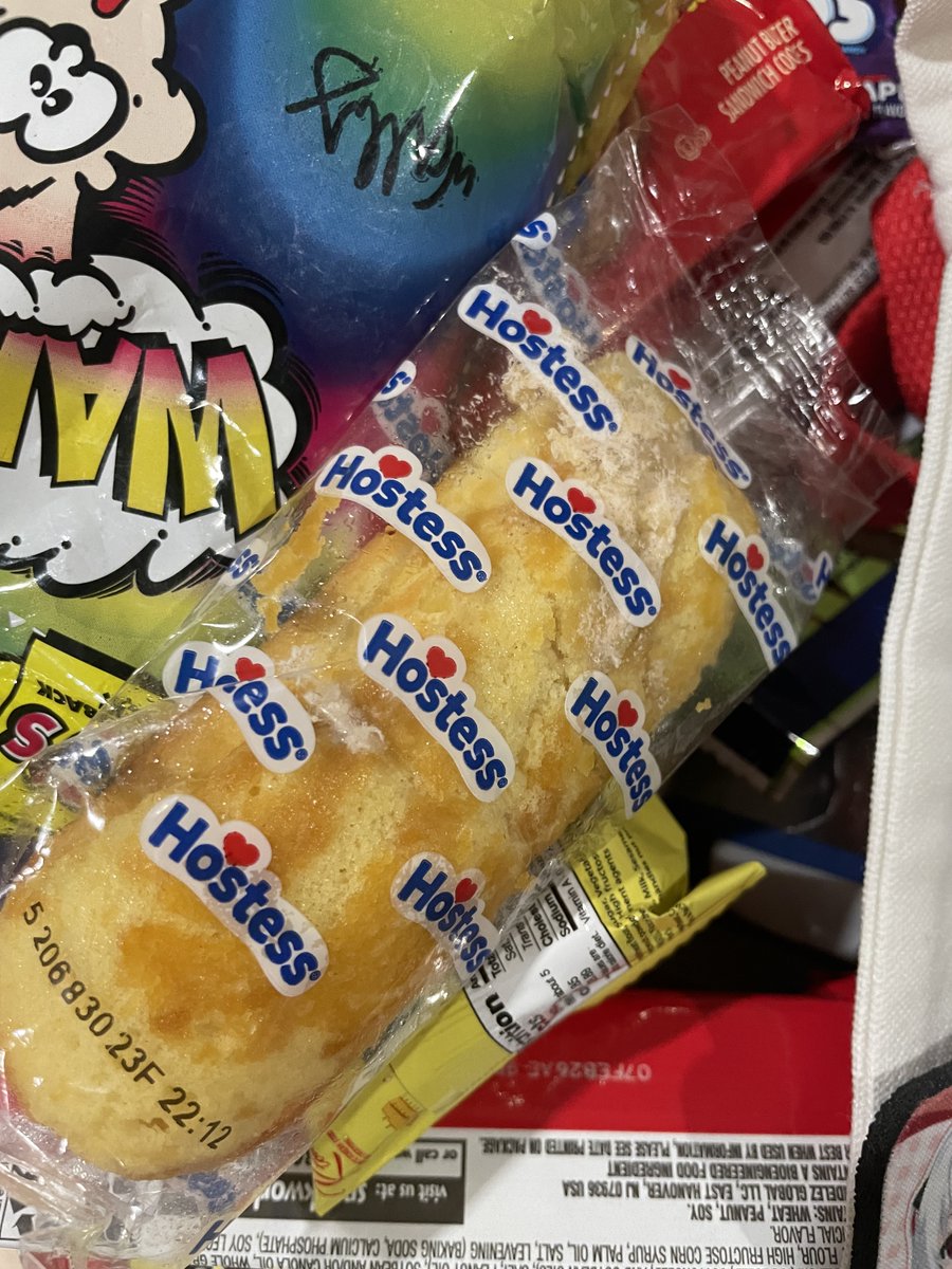 smol meeting with <a href="/AttnJam/">Attn Jam</a> <a href="/smolmeiji/">smei🧧</a> <a href="/Moonabsorb/">RolyMoonie🌙 CA • SUN • D15-16✨</a> <a href="/pawwaoart/">pawwao.alt</a> <a href="/Penguil_Art/">Penguil // Commission open on Vgen.</a>  
Had so much fun chatting even for a short time!
Thanks for the snack bag from Attn Jam and wao — looks so yummy!
Can’t believe I’ll finally try Twinkies after watching Zombieland 16 years ago!