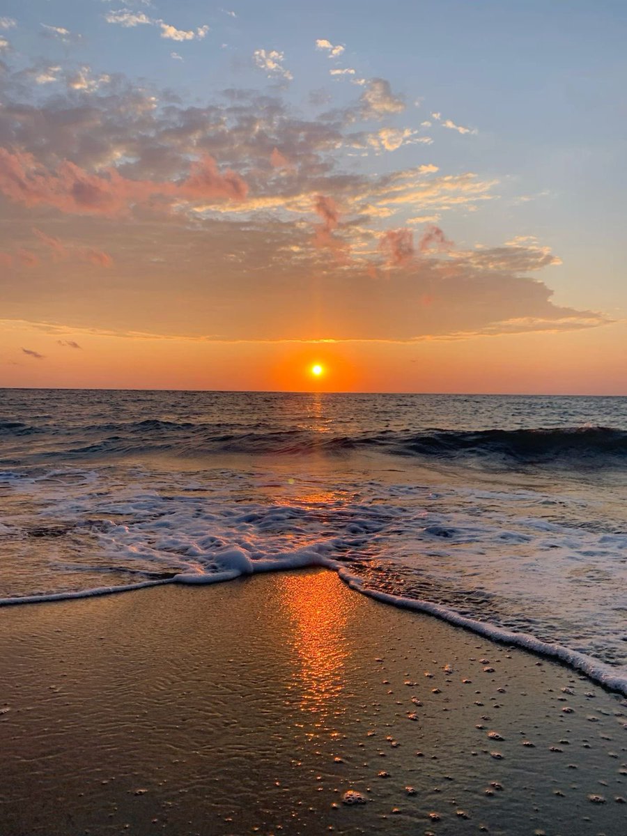 NurseLJohn707's tweet image. Thereโs a sunrise and a sunset every single day and theyโre absolutely free. Donโt miss so many of them.
~Jo Walton