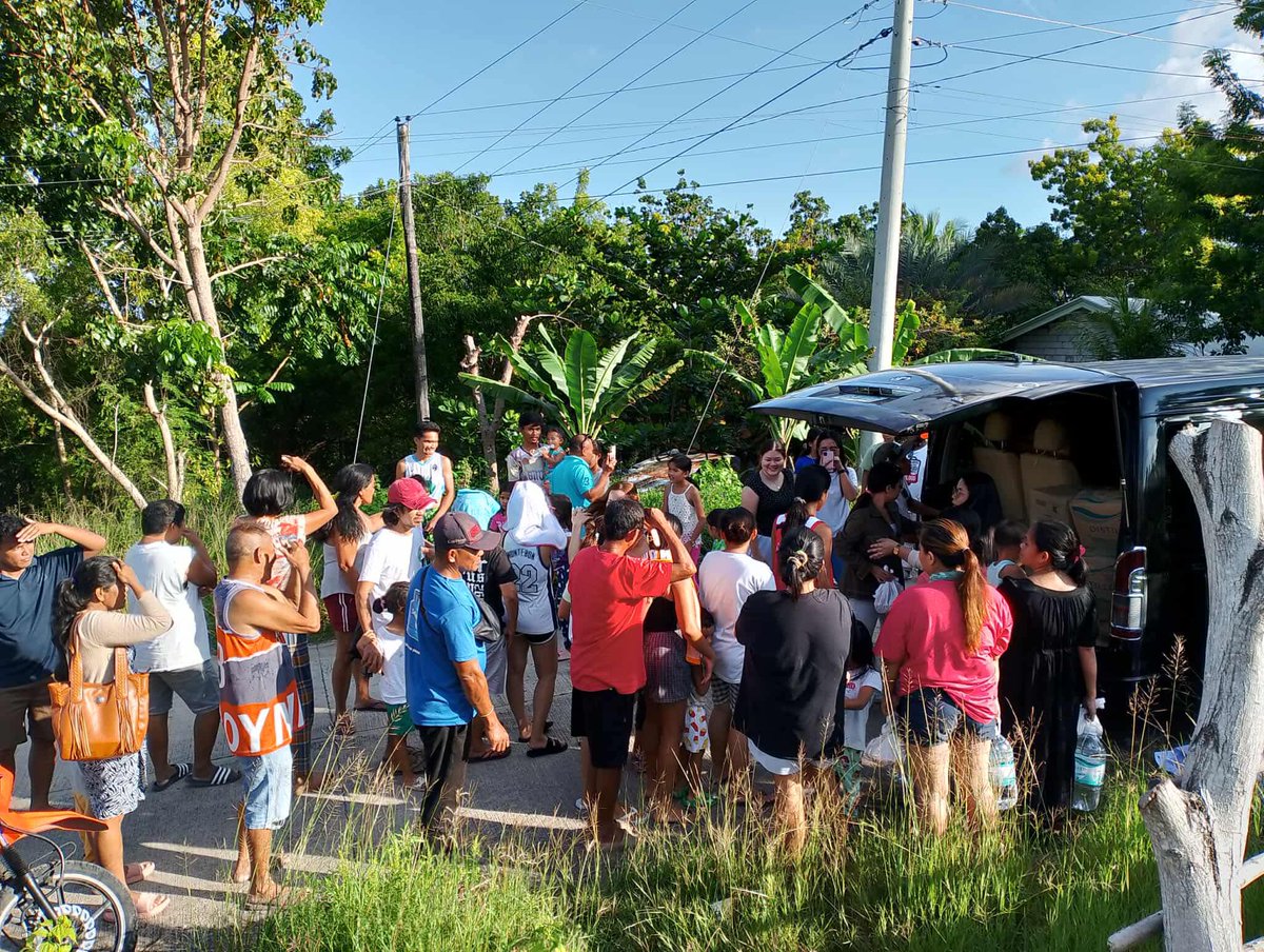 brekacebu's tweet photo. Thank you @teambrekaofc and @Chismenties we could've done this without your help 🥹 

It’s truly fulfilling to see the smiles of the people we’ve reached out to in Northern Cebu🤍 Their happiness and gratitude meant everything. No complaints, just pure appreciation 

BANGON CEBU https://t.co/PyTRNJ8jpz