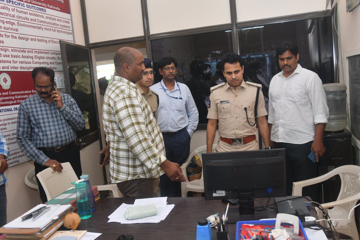 KAKINADAPOLICE's tweet image. కాకినాడ JNTU లో ఈ రోజు #APSLPRB నిర్వహించిన అసిస్టెంట్ పబ్లిక్ ప్రాసిక్యూటర్ల రాత పరీక్ష ప్రశాంతంగా ముగిసింది. ఈ పరీక్షకు మొత్తం 272 మంది అభ్యర్థులుకు  212 మంది అభ్యర్థులు హాజరయ్యారు. పరీక్ష నిర్వహణ &amp;amp; బందోబస్తును జిల్లా SP శ్రీ G. #BinduMadhavIPS పర్యవేక్షించారు.

@APPOLICE100