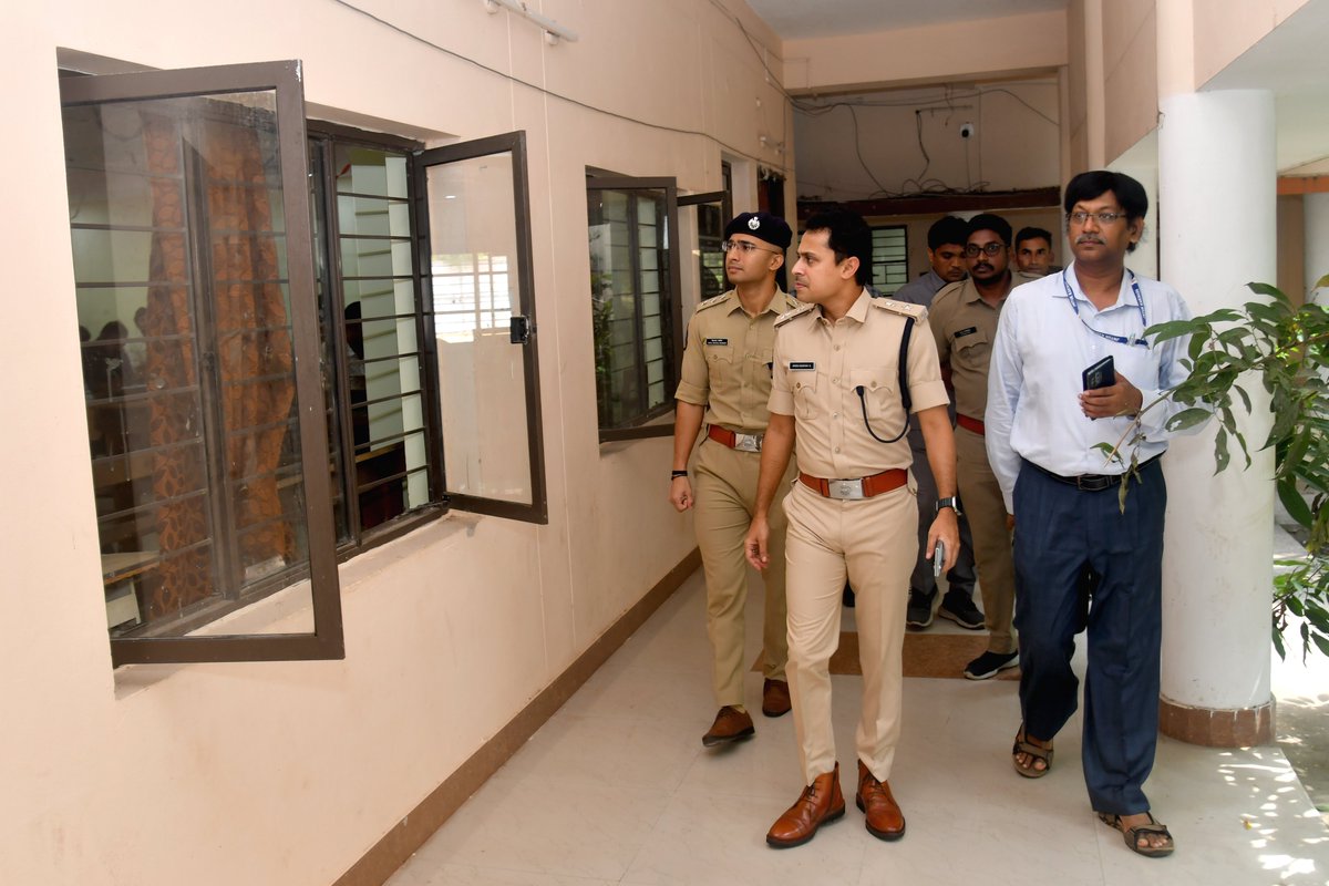 KAKINADAPOLICE's tweet image. కాకినాడ JNTU లో ఈ రోజు #APSLPRB నిర్వహించిన అసిస్టెంట్ పబ్లిక్ ప్రాసిక్యూటర్ల రాత పరీక్ష ప్రశాంతంగా ముగిసింది. ఈ పరీక్షకు మొత్తం 272 మంది అభ్యర్థులుకు  212 మంది అభ్యర్థులు హాజరయ్యారు. పరీక్ష నిర్వహణ &amp;amp; బందోబస్తును జిల్లా SP శ్రీ G. #BinduMadhavIPS పర్యవేక్షించారు.

@APPOLICE100