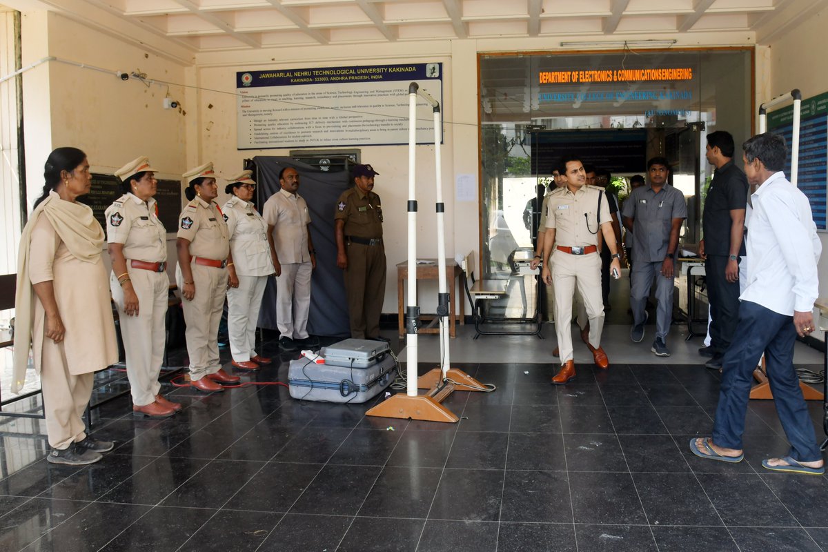 KAKINADAPOLICE's tweet image. కాకినాడ JNTU లో ఈ రోజు #APSLPRB నిర్వహించిన అసిస్టెంట్ పబ్లిక్ ప్రాసిక్యూటర్ల రాత పరీక్ష ప్రశాంతంగా ముగిసింది. ఈ పరీక్షకు మొత్తం 272 మంది అభ్యర్థులుకు  212 మంది అభ్యర్థులు హాజరయ్యారు. పరీక్ష నిర్వహణ &amp;amp; బందోబస్తును జిల్లా SP శ్రీ G. #BinduMadhavIPS పర్యవేక్షించారు.

@APPOLICE100