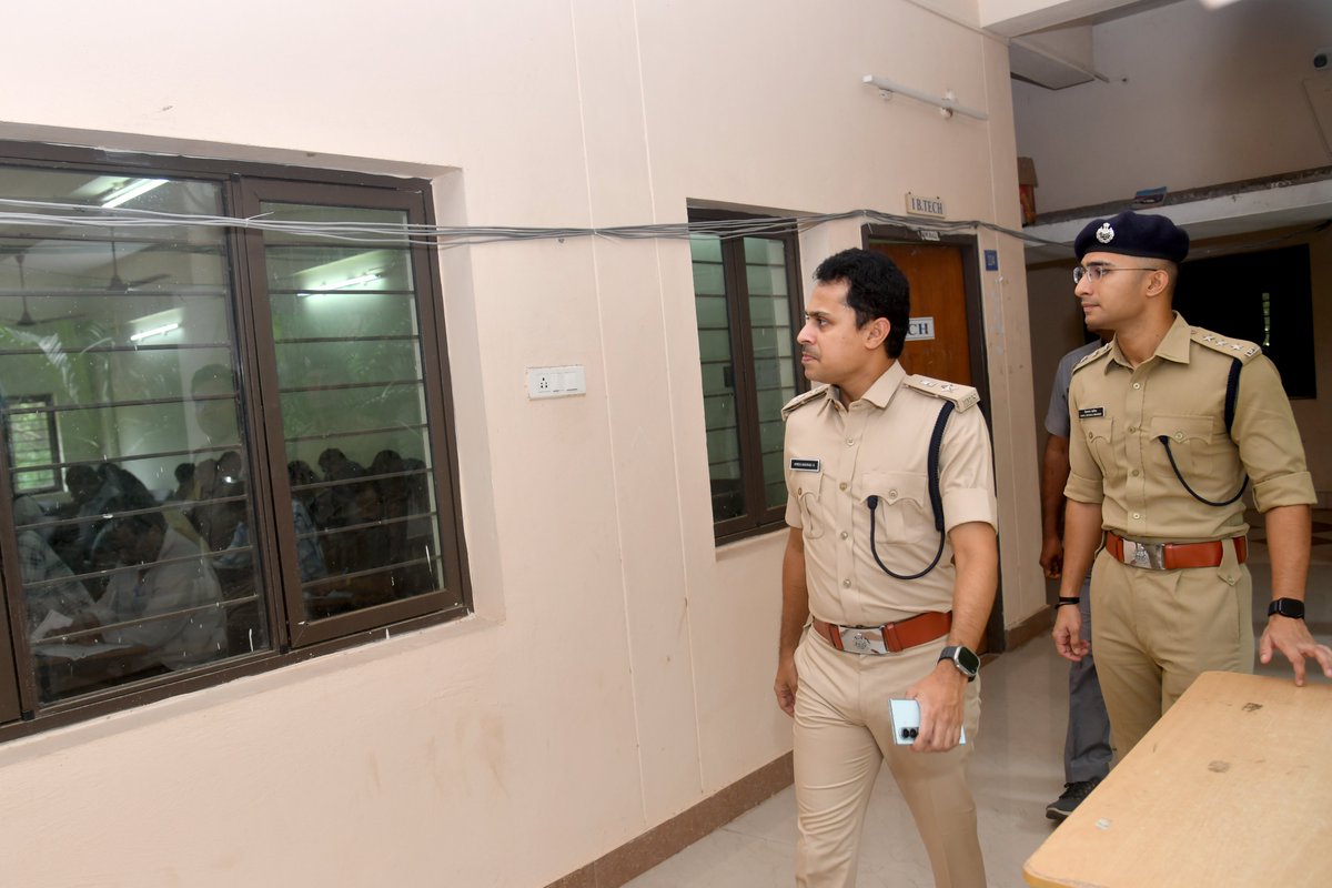 KAKINADAPOLICE's tweet image. కాకినాడ JNTU లో ఈ రోజు #APSLPRB నిర్వహించిన అసిస్టెంట్ పబ్లిక్ ప్రాసిక్యూటర్ల రాత పరీక్ష ప్రశాంతంగా ముగిసింది. ఈ పరీక్షకు మొత్తం 272 మంది అభ్యర్థులుకు  212 మంది అభ్యర్థులు హాజరయ్యారు. పరీక్ష నిర్వహణ &amp;amp; బందోబస్తును జిల్లా SP శ్రీ G. #BinduMadhavIPS పర్యవేక్షించారు.

@APPOLICE100