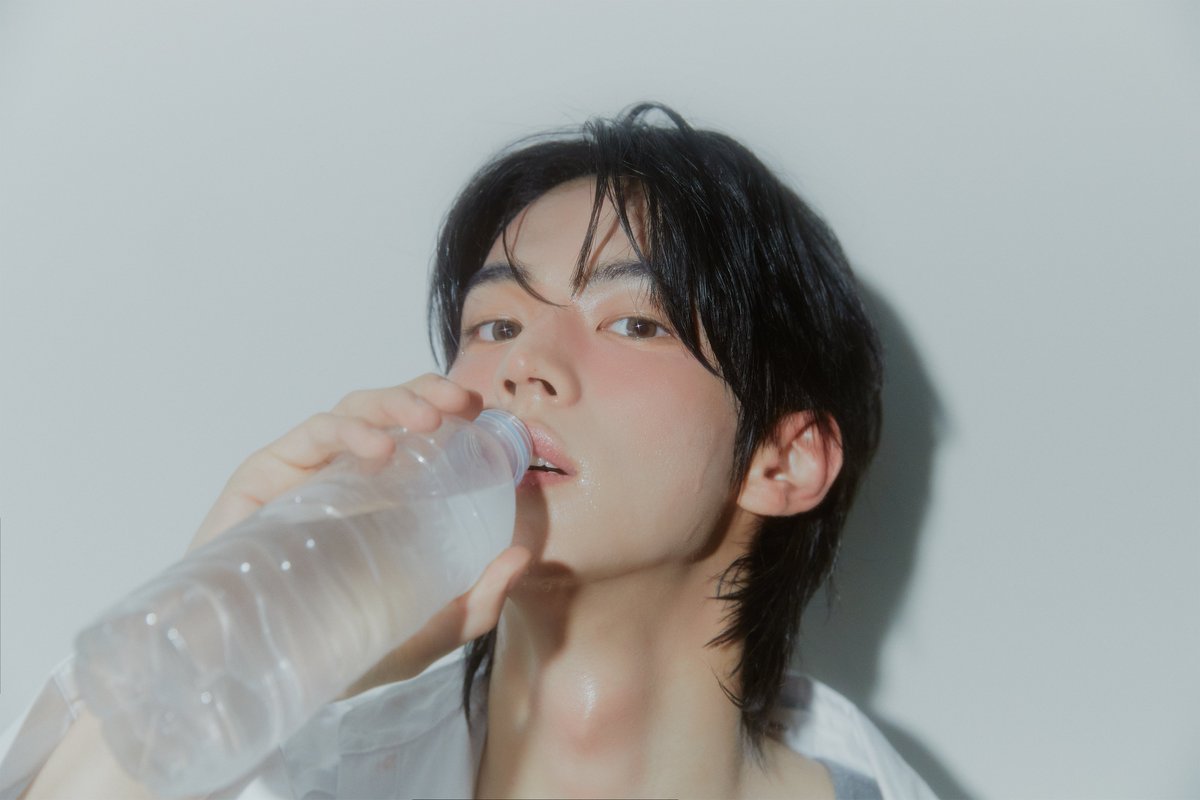 kimpohoon's tweet photo. didn’t think hydration could look this good. be honest, did your heart just switch to hard mode? https://t.co/7xDIjS41Ap