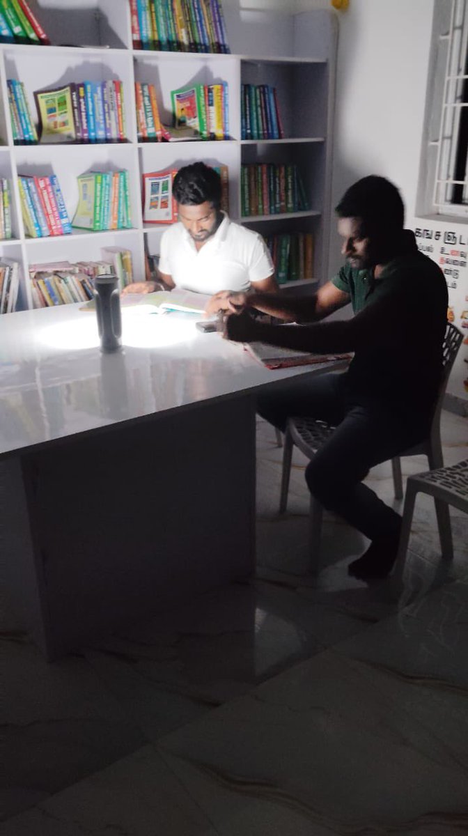 நமது பரமக்குடி நம்மவர் படிப்பகத்திற்கு தினமும் தவறாமல் வந்து (மின்சாரம் இல்லாதபோதும்) உதவி ஆய்வாளர் தேர்வுக்கு தயாராகும் இரண்டு காவலர்கள்

நாளைய தலைமுறைக்கான தலைவர் <a href="/ikamalhaasan/">Kamal Haasan</a> 

#நம்மவர்படிப்பகம்