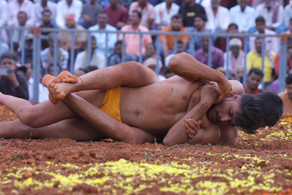 "ಮೋದಿಜೀ ಜನ್ಮೋತ್ಸವದಲ್ಲಿ ಕುಸ್ತಿ ಕ್ರೀಡೋತ್ಸವ"

ನಂಜನಗೂಡಿನ ಶ್ರೀಕಂಠೇಶ್ವರ ದೇವಸ್ಥಾನದ ಆವರಣದಲ್ಲಿ ಹೆಮ್ಮೆಯ ಪ್ರಧಾನಿ ಶ್ರೀ <a href="/narendramodi/">Narendra Modi</a> ಜೀ ಅವರ ಜನ್ಮದಿನದ ನೆನಪಿಗಾಗಿ ಅಭಿಮಾನಿಗಳು ಆಯೋಜಿಸಿದ್ದ ಪರಂಪರೆಯ ನಾಡ ಕುಸ್ತಿ ಪಂದ್ಯಾವಳಿಯ ಉದ್ಘಾಟನೆ ನೆರವೇರಿಸಲಾಯಿತು. ಕುಸ್ತಿ ಕ್ರೀಡೆ ಕರುನಾಡಿನ ಗಂಡುಮೆಟ್ಟಿನ ಕ್ರೀಡೆ, ಕುಸ್ತಿ