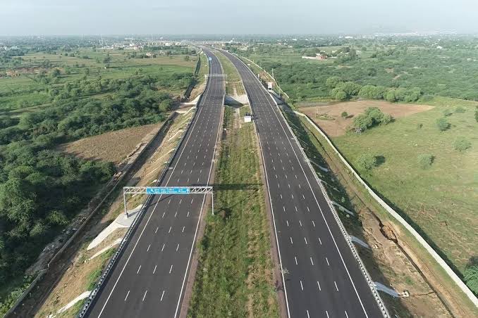 OurNewIndia's tweet image. Delhi–Mumbai Expressway 🚗🇮🇳

🛣️ 1,386 km | 8 lanes | EV-ready ⚡
⏱️ Travel time: 24 hrs ➜ 12 hrs

India’s fastest route to progress! 💥
#DelhiMumbaiExpressway #Infrastructure