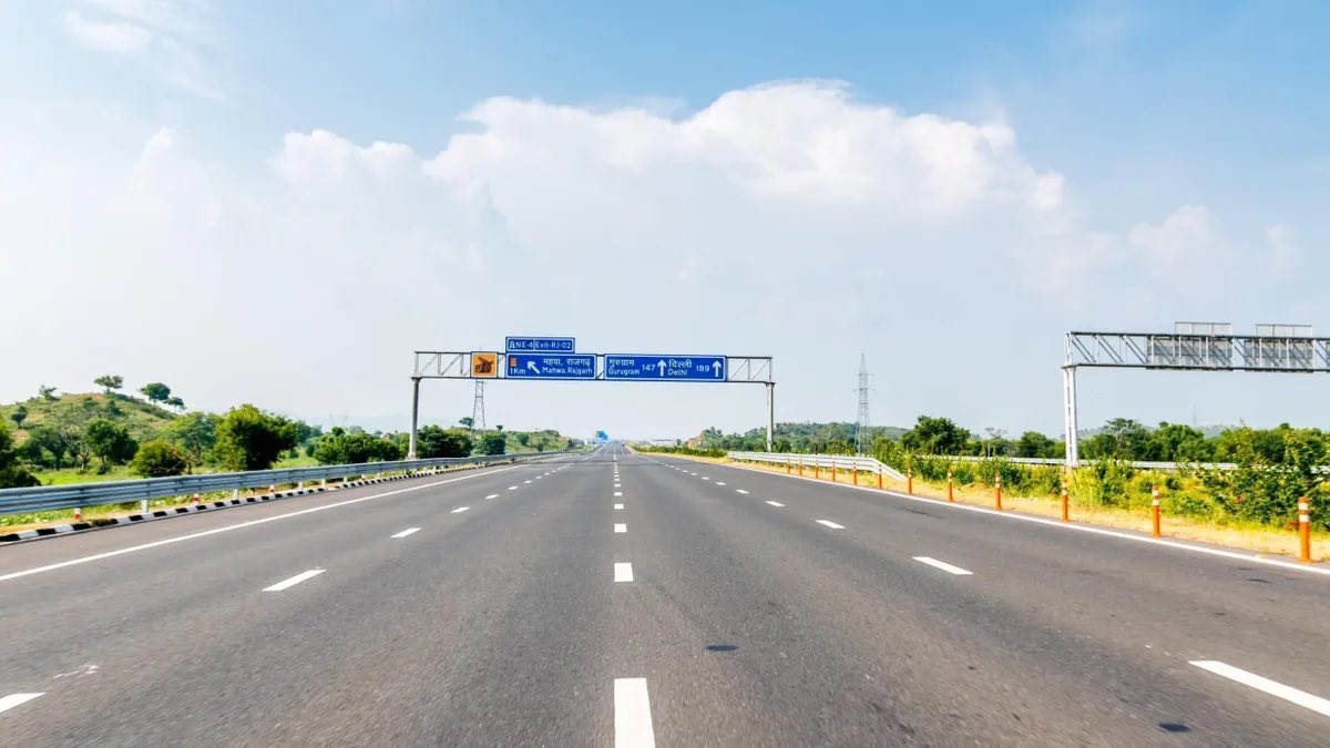 OurNewIndia's tweet image. Delhi–Mumbai Expressway 🚗🇮🇳

🛣️ 1,386 km | 8 lanes | EV-ready ⚡
⏱️ Travel time: 24 hrs ➜ 12 hrs

India’s fastest route to progress! 💥
#DelhiMumbaiExpressway #Infrastructure