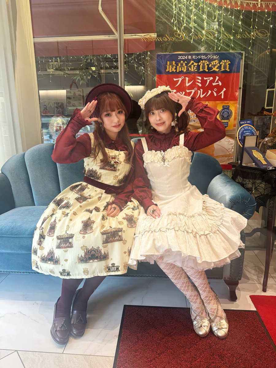 本日のメイン、くる実さんのお茶会へ🌹
ボルドーブラウスで来て良かったと思いました…😭✨
双子コーデみたいだね！って言ってもらえて、初紀ちゃんと名前覚えててくださったの感無量………🥲💕
可愛さと美しさは勿論ですが、くる実さんのお洋服への愛と情熱が深いところ…大尊敬ですし大好きです🫶🏻❤️