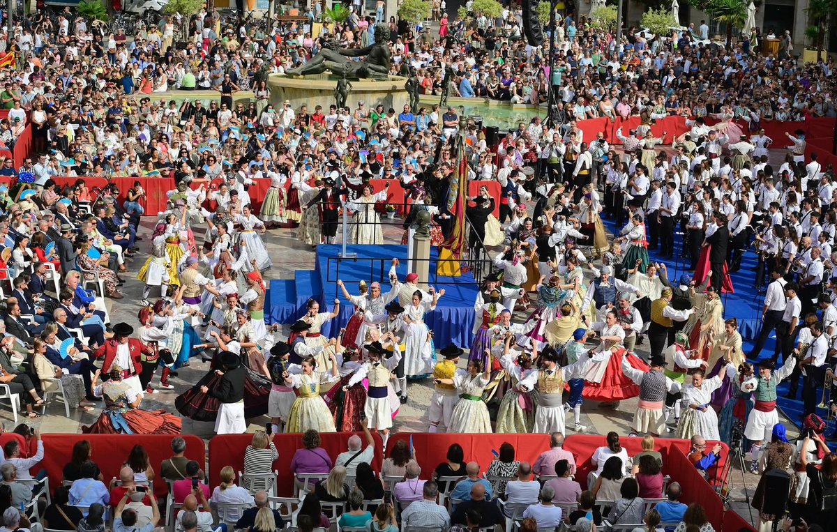 Acte de Commemoració del Centenari
de I'Himne Oficial de la Comunitat Valenciana
1925-2025
<a href="/GrupLaSenyera/">A.C. Grup de danses La Senyera</a> <a href="/fedfolklorecv/">Federació Folklore</a> <a href="/Valenciaturismo/">VisitValència.</a>