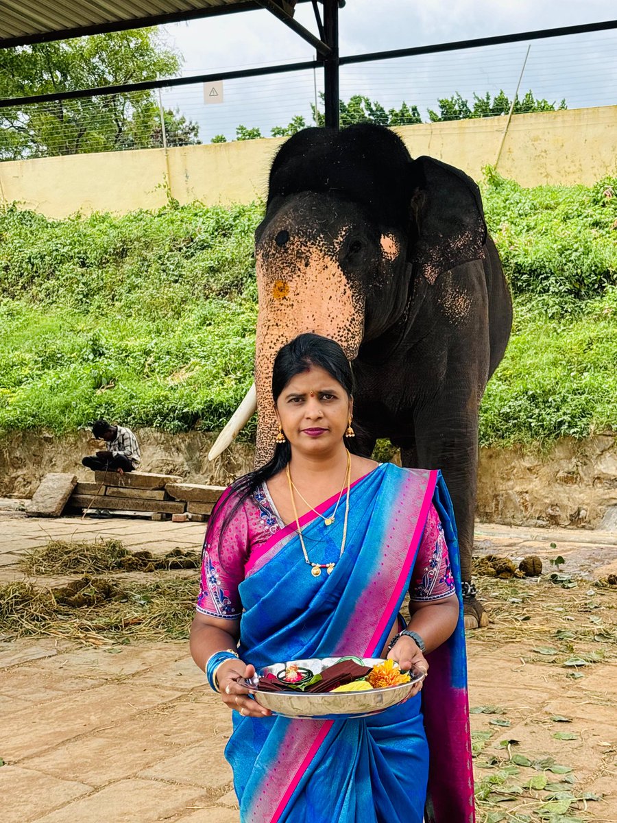 ಎಲ್ಲರ  ಜೊತೆಯಲ್ಲಿ  ಇರು.. ಎಲ್ಲರಂತೆ  ನಗುತ್ತಾ  ಇರು,,  ಅಷ್ಟು ಬಿಟ್ಟು  ಎಲ್ಲರೂ  ನಮ್ಮವರು ಎಂದು  ಹೆಮ್ಮೆ  ಪಡಬೇಡ  ನಟನೆಯಿಂದ  ಕೂಡಿದ  ಮನುಷ್ಯನ  ಪ್ರೇಮ  ವಿಷಕ್ಕಿಂತ ಅಪಾಯಕಾರಿ  ಎಂದು ಮರೆಯಬೇಡ....