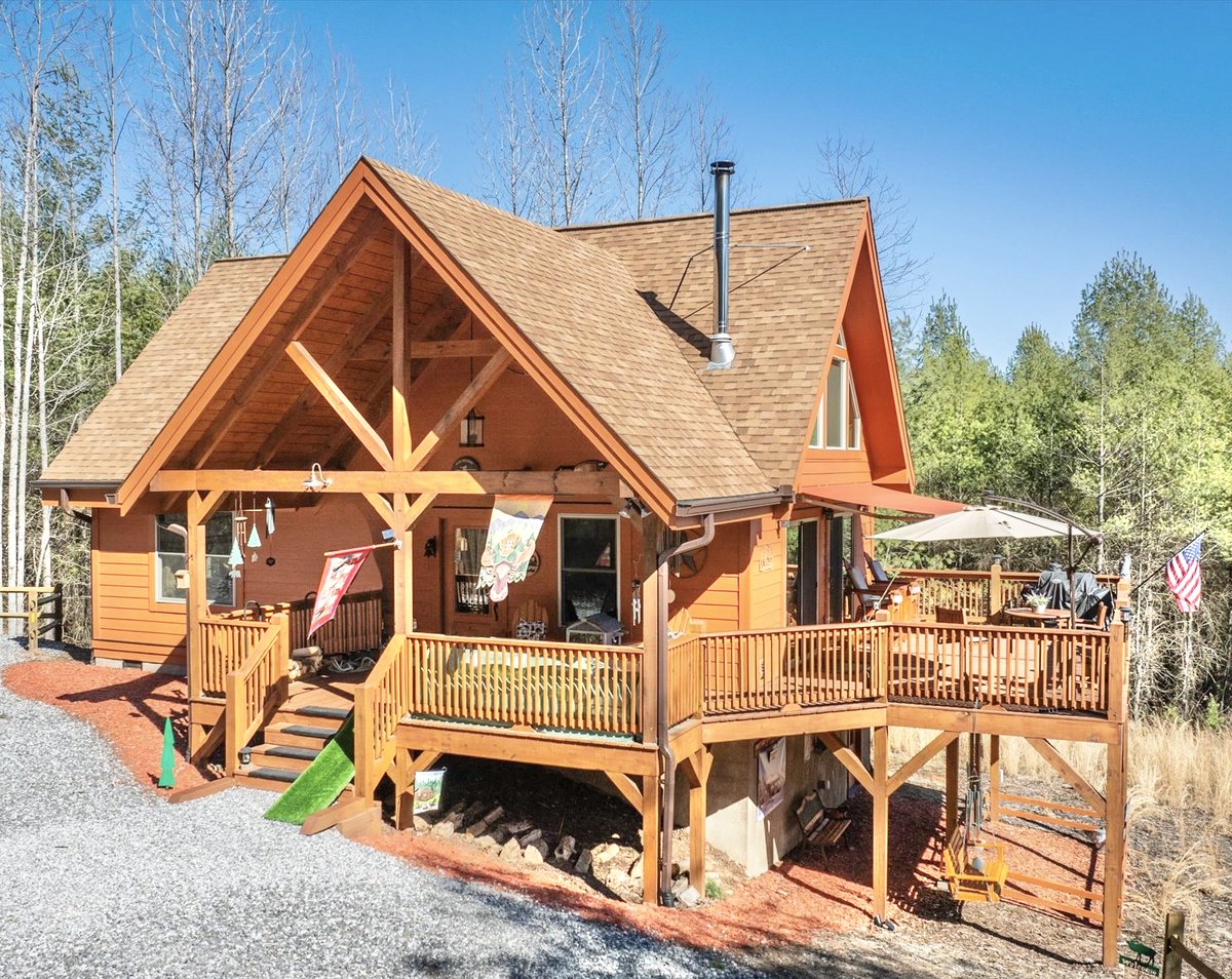 thecovesnc's tweet photo. Step inside this charming Blue Ridge Mountain cabin, the ideal Outdoor Lifestyle in a beautiful forest of quiet serenity. 2 BR 2 BA at The Coves Mountain River Club, a 3,200 acre gated community on 5 miles of the sparkling clean Johns River in Western NC.  https://t.co/FJp64I7VNa https://t.co/o2oEprGC3l