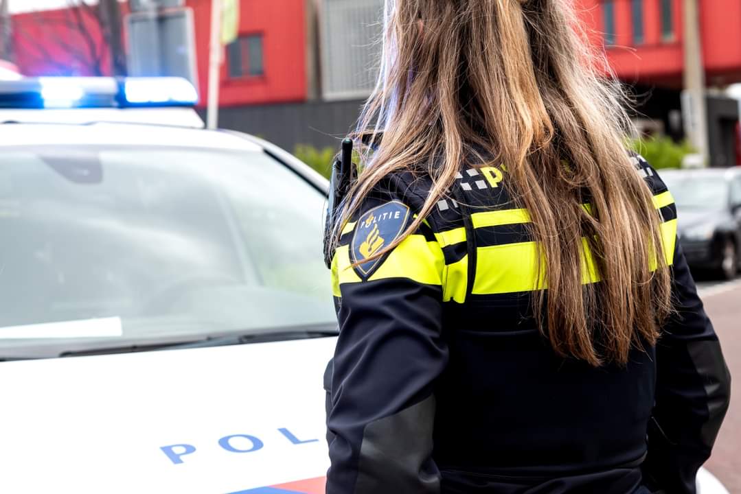maartenbrink's tweet photo. De #politie hield bij de #Singelloop in #Breda een man aan die een groot mes bij zich droeg. De politie kreeg diverse meldingen waarna zij de man aan kon houden. Zijn intenties zijn onbekend, maar heftig is het wel! Goed gemeld door burgers, goed gewerkt door politie Breda. https://t.co/q1Z47ST0Gy