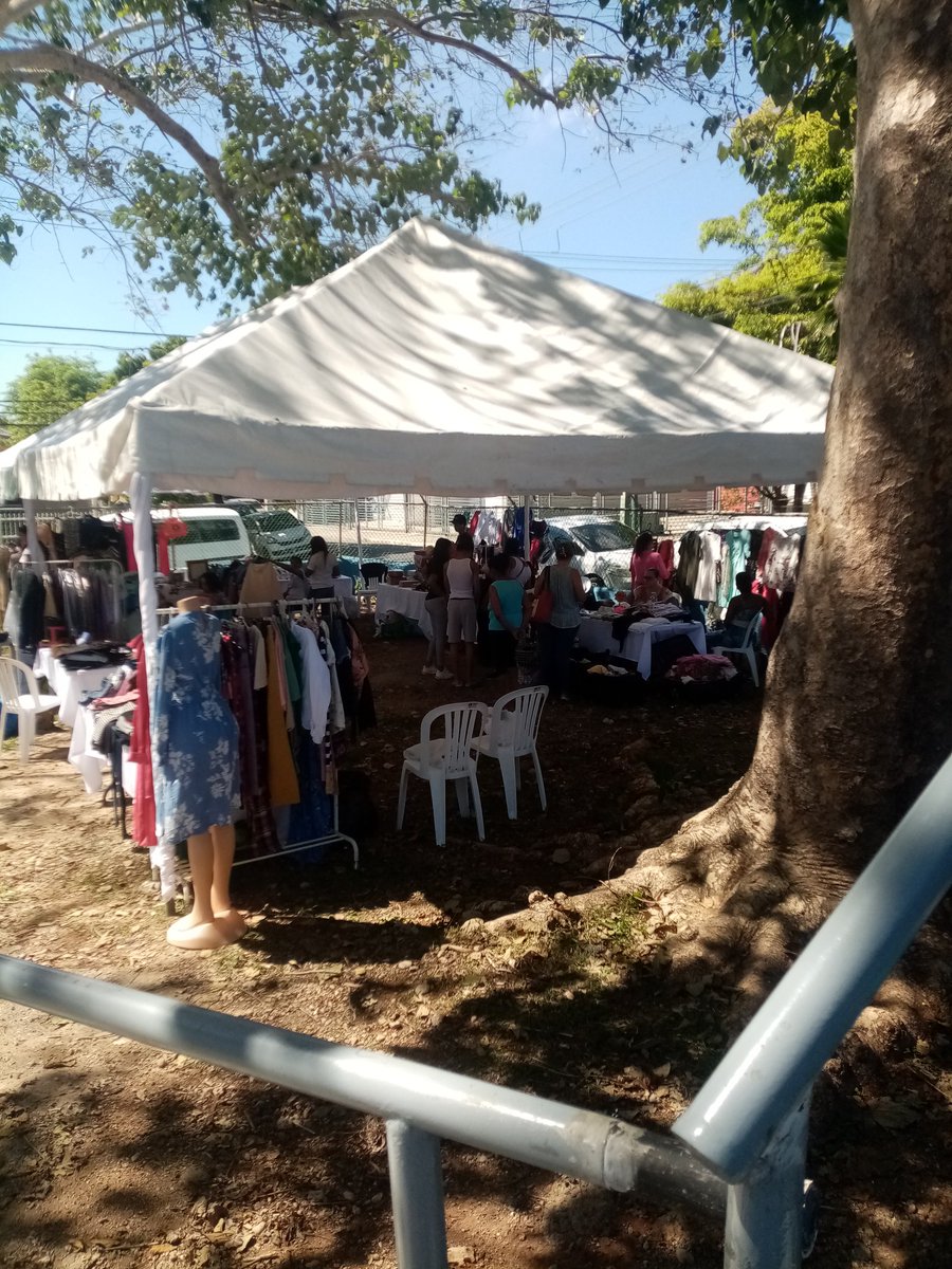 EvelinPlacidoAl's tweet image. Los Domingos son de  familia, en el #ClubAtala, no sólo se está jugando #Tenis, hombres y mujeres emprendedores tienen un Bazar, variedades priductos, exquisiteces culinarias, ven con tu familia apoyar
#ClubAtala