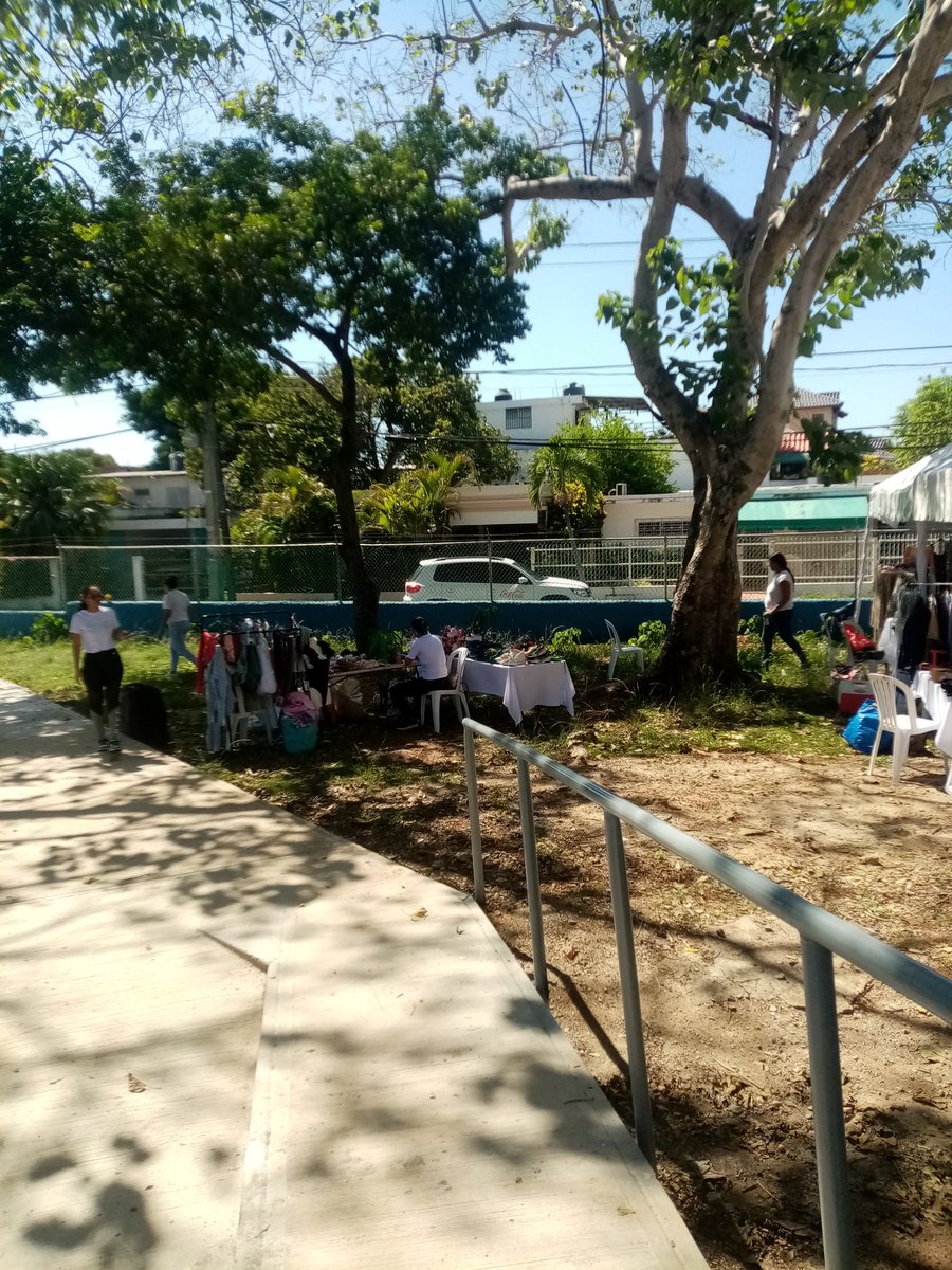 EvelinPlacidoAl's tweet image. Los Domingos son de  familia, en el #ClubAtala, no sólo se está jugando #Tenis, hombres y mujeres emprendedores tienen un Bazar, variedades priductos, exquisiteces culinarias, ven con tu familia apoyar
#ClubAtala