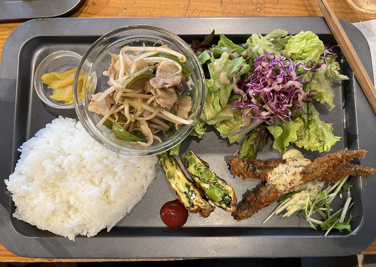 rf103_con03's tweet photo. 【SNS企画第6弾：お気に入りの〇〇】
僕のお気に入りは、いろんなご飯屋さんの『定食』です🍚
食べることが大好きで定食巡りにハマっています！
ミクチャでは、深夜飯テロ配信もしております🔥

#RyukokuContest2025 #龍谷大学 
#龍谷コンテスト　#龍コン私の輝く魅力　#定食 #定食巡り #ご飯大好き https://t.co/nlnABlmyVL