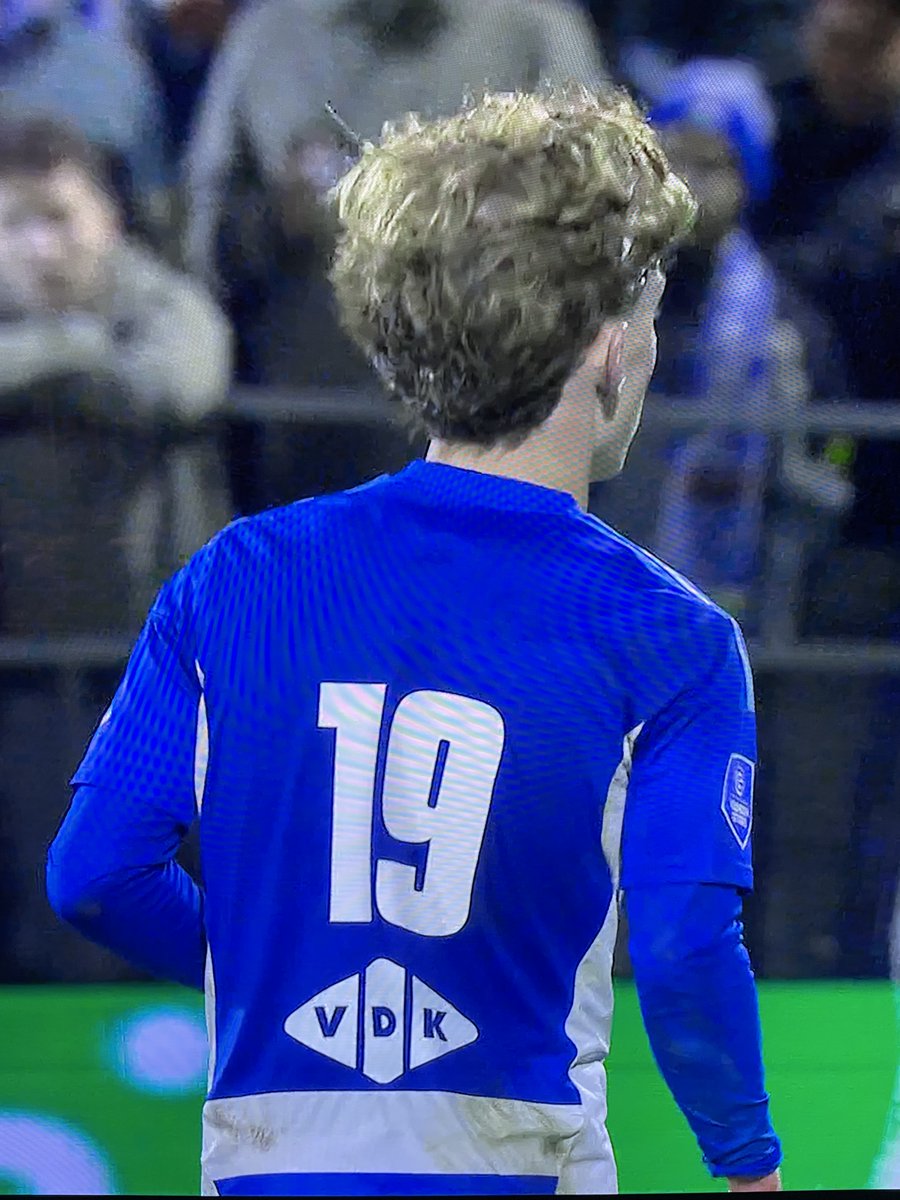 scorpio1044's tweet image. #pecpsv. Duikpoppetje en matennaaier tegelijk.Wie is dat ventje bij #PEC @PECZwolle ?