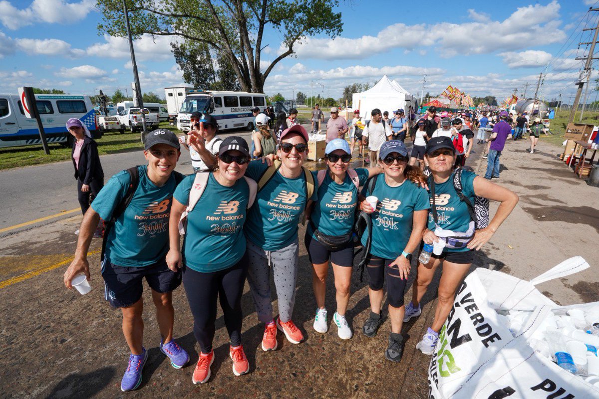 ¡𝗔𝘀𝗶́ 𝘀𝗲 𝘃𝗶𝘃𝗶𝗼́ 𝗹𝗮 𝗽𝗿𝗶𝗺𝗲𝗿𝗮 𝗷𝗼𝗿𝗻𝗮𝗱𝗮 𝗱𝗲 𝗹𝗮 𝟱𝟭° 𝗣𝗲𝗿𝗲𝗴𝗿𝗶𝗻𝗮𝗰𝗶𝗼́𝗻 𝗝𝘂𝘃𝗲𝗻𝗶𝗹 𝗮 𝗟𝘂𝗷𝗮́𝗻!

⛪️ Como cada año, millones de peregrinos iniciaron su camino hacia la Basílica para expresar su fe en el evento religioso más masivo del país,